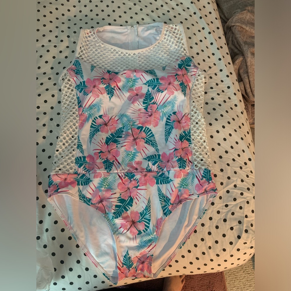 Super cute women’s extra large, bathing suit new tried on once